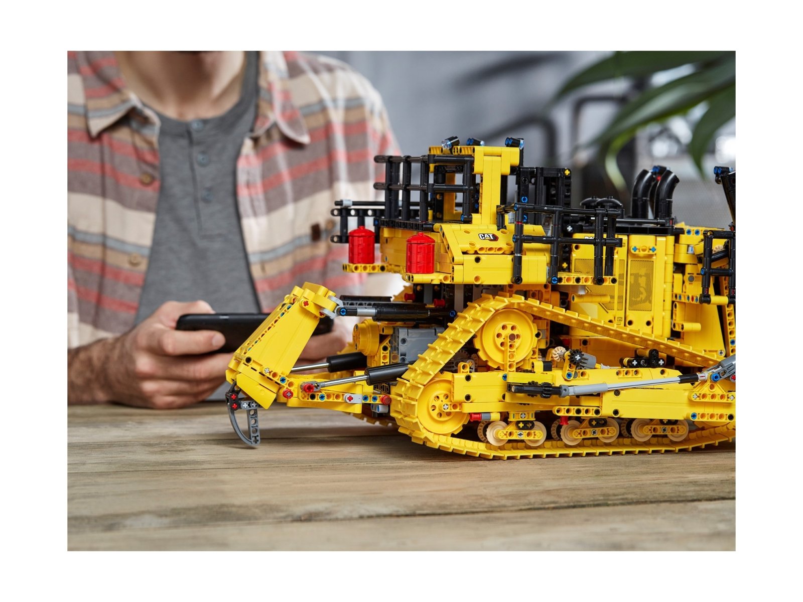 LEGO 42131 Sterowany przez aplikację buldożer Cat® D11