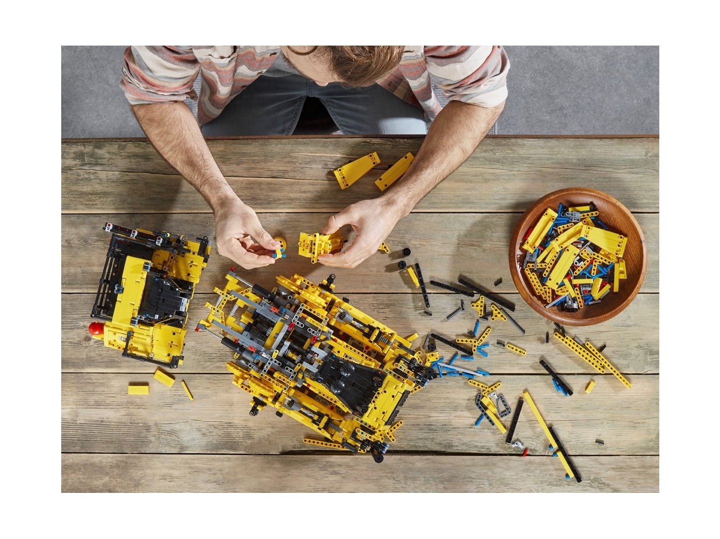 LEGO Technic Sterowany przez aplikację buldożer Cat® D11 42131